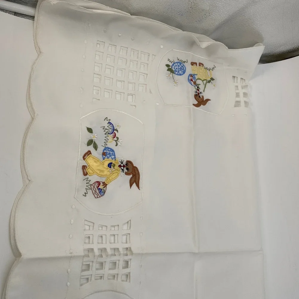 Vintage White Easter Bunny Egg Embroidered Tablecloth Cutwork Scalloped Edge 32